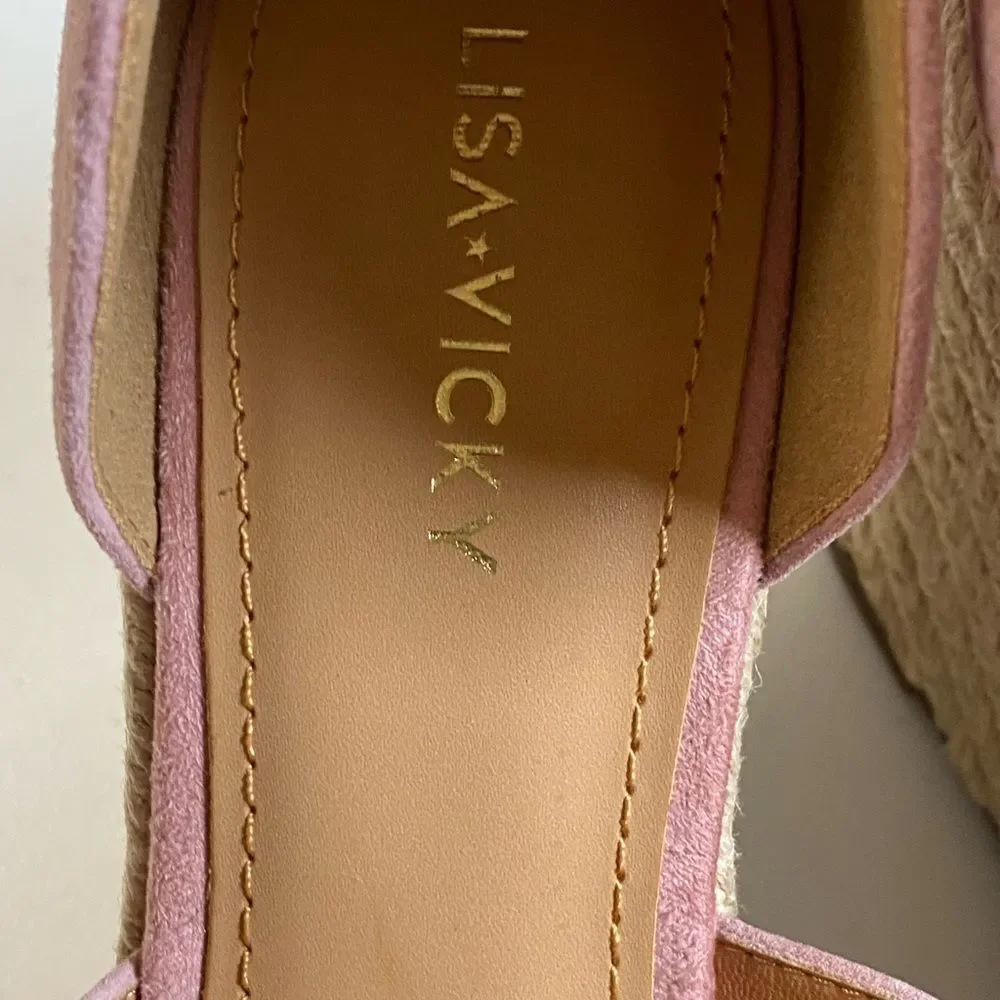NIB Lisa Vicky Gemi V Dusty Pink Kid Suede 4” Wedge Espadrille Heel Sandal 8.5